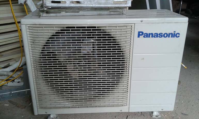Máy lạnh Panasonic cũ là gì? Tuy được đánh giá là một thiết bị khá đắt tiền cũng như sử dụng một lượng điện năng quá lớn, thế nhưng máy lạnh vẫn dần có chỗ đứng trong lòng người tiêu dùng. Với thời tiết nắng nóng thì sở hữu một chiếc máy lạnh là giải pháp tốt nhất. Vì thế, nhu cầu sử dụng máy lạnh ngày càng cao. Panasonic là thương hiệu máy lạnh nổi tiếng và lâu đời. Máy lạnh Panasonic cũ là những chiếc máy lạnh đã qua sử dụng, được người chủ thanh lý lại cho các cửa hàng. Chất lượng của những chiếc máy này còn khá tốt. Bên cạnh đó, khả năng làm lạnh, lọc không khí vẫn đảm bảo. Giá thành khá thấp nên là lựa chọn tốt cho những gia đình có chi tiêu trung bình. Các cửa hàng rất ưa chuộng mua máy lạnh Panasonic cũ để bán lại do nhu cầu của người mua rất cao.  Thanh lý máy lạnh Panasonic cũ cung cấp những dịch vụ gì? Bạn đang làm việc, sinh sống ở TP.HCM và sở hữu một chiếc máy lạnh Panasonic cũ thì việc nên làm là thanh lý ngay cho cửa hàng đồ cũ. Khi chọn thanh lý cho cửa hàng, bạn sẽ nhận được số tiền mua thanh lý để có thể tiết kiệm, mua lại thiết bị mới. Bên cạnh đó, việc này giúp bạn tiết kiệm được diện tích ở nhà khi không phải chứa đồ dùng cũ.  Nếu là trường hợp bạn cần mua lại máy lạnh thanh lý thì tìm đến các cửa hàng đồ cũ là một lựa chọn nhanh chóng và tiện lợi. Tại các cửa hàng đồ cũ, bạn sẽ được đảm bảo về chất lượng sản phẩm cũng như có các dịch vụ bảo hành đi kèm. Máy lạnh đã qua sử dụng tuy có bề ngoài không còn được mới nhưng về chất lượng thì khá đảm bảo. Nếu bạn yêu cầu không quá cao về máy lạnh, có khoản chi tiêu không lớn thì máy lạnh Panasonic cũ là lựa chọn tối ưu mà bạn nên cân nhắc.  Những loại máy lạnh Panasonic cũ thường được thanh lý Máy lạnh Panasonic được phát triển nhiều dòng, nhiều kiểu dáng để phù hợp với nhu cầu của nhiều phân khúc khách hàng khác nhau. Vì thế bạn có thể dễ dàng tìm được nhiều dòng máy lạnh Panasonic mà bạn muốn như: Máy lạnh Panasonic âm trần cũ Máy lạnh tủ đứng Panasonic Máy lạnh Panasonic thường Máy lạnh Panasonic công nghiệp cũ Máy lạnh inverter Panasonic  Máy lạnh Panasonic 1 ngựa cũ Máy lạnh Panasonic 2 ngựa cũ Và các dòng máy lạnh cũ của các thương hiệu khác. Vì sao thanh lý máy lạnh Panasonic cũ? Do là thị trường có sức phát triển lớn nên máy lạnh Panasonic cũ được các cửa hàng điện lạnh rất ưu ái, săn đón để mua được. Khi sử dụng dịch vụ thu mua máy lạnh cũ Panasonic, người bán sẽ thu lại cho mình được một khoản tiền để tiết kiệm. Bên cạnh đó, khách hàng có nhu cầu chuyển nhà, dọn nhà cũng tiết kiệm được chi phí vận chuyển, dọn dẹp do đã có cửa hàng hỗ trợ. Hơn thế nữa, khách hàng sẽ không phải lo về vấn đề kho chứa do máy lạnh chiếm diện tích lớn. Chỉ cần thanh lý lại máy lạnh sẽ nhanh chóng giải phóng được mặt bằng để sử dụng vào mục đích khác. Đối với các khách hàng muốn mua lại máy lạnh Panasonic cũ, sẽ giúp họ tiết kiệm được một khoản chi phí khá nhiều so với mua thiết bị mới.  Hơn thế nữa, thu mua máy lạnh Panasonic cũ còn góp phần mang lại những ảnh hưởng tích cực cho môi trường. Việc sử dụng lại các sản phẩm mới, còn hoạt động tốt sẽ giúp giảm lượng rác thải ra ngoài môi trường một cách hiệu quả.  Lợi ích việc thanh lý máy lạnh Panasonic cũ   Thường thì việc mua bán các sản phẩm sẽ do bên mua tìm đến bên bán để trao đổi và tiến hành. Thế nhưng, khi bạn cần thanh lý gấp và không thể tìm được người mua thì sẽ rất phiền. Vì thế mà dịch vụ thanh lý máy lạnh Panasonic cũ ra đời. Với dịch vụ này, khách hàng không cần lo lắng về việc có thể thanh lý đồ cũ nhanh chóng được hay không. Người bán và người mua có thể làm việc qua cửa hàng mà không cần phải gặp nhau. Bên cạnh đó, dịch vụ này còn đảm bảo người bán thanh lý nhanh và người mua có thể nhận được các sản phẩm đã được kiểm tra chất lượng kĩ càng.  Hơn thế nữa, khi sử dụng dịch vụ thanh lý máy lạnh Panasonic cũ bạn còn được tư vấn về các dịch vụ đi kèm như mua lại các sản phẩm giá tốt, bán trọn gói để có mức giá thu mua tốt hơn,... Bạn không cần phải tự vận chuyển hàng hóa đến cửa hàng, mà sẽ được hỗ trợ tháo dỡ và vận chuyển trọn gói.  Điện lạnh Tiến Lên thanh lý máy lạnh Panasonic cũ như thế nào? Biết được những khó khăn mà khách hàng đang gặp phải, Điện lạnh Tiến Lên gửi đến bạn dịch vụ thanh lý máy lạnh Panasonic cũ giá cao. Chúng tôi được biết đến là đơn vị chuyên thanh lý và thu mua đồ dùng, thiết bị khách sạn uy tín. Với mục đích hỗ trợ khách hàng một cách nhanh chóng nhất, giúp khách hàng bán máy lạnh Panasonic cũ với giá cao nhất, Tiến Lên luôn nỗ lực mang đến các dịch vụ với quy trình thu mua đơn giản, nhanh chóng cũng như chuyên nghiệp nhất. Cùng tham khảo các phần tiếp theo để có cái nhìn cụ thể hơn. Quy trình thanh lý máy lạnh Panasonic cũ Trong nhiều năm gần đây, chúng tôi luôn được khách hàng tin tưởng lựa chọn về dịch vụ thanh lý máy lạnh cũ. Có được điều đó là do chúng tôi mang đến cho khách hàng quy trình thu mua tối ưu, hiệu quả nhất. Tham khảo quy trình chi tiết ngay bên dưới:  Bước 1: Tiếp nhận thông tin về sản phẩm thanh lý qua số hotline 0914617089 Bước 2: Đặt lịch hẹn và phân công nhân viên đến khách sạn để tiến hành kiểm tra máy lạnh.  Bước 3: Nhân viên đến nơi, kiểm tra và báo giá theo giá niêm yết của khách sạn. Bước 4: Thỏa thuận với khách hàng. Thanh toán tiền thu mua khi đã thỏa thuận xong. Bước 5: Tiến hành tháo dỡ, vận chuyển ngay trong ngày để khách hàng tiếp tục công việc. Hỗ trợ  Đến với Điện lạnh Tiến Lên, bạn sẽ không cần lo lắng về tình trạng ép giá thu mua máy lạnh Panasonic cũ. Chúng tôi luôn cam kết mức giá thu mua của Tiến Lên luôn ở mức cao trên thị trường. Với bất kì thắc mắc về dịch vụ hay có phản ảnh về quy trình, thái độ của nhân viên của chúng tôi, hãy gọi ngay đến số hotline 0914617089. Chúng tôi rất sẵn lòng lắng nghe, giải đáp và tiếp thu các ý kiến từ khách hàng. Tiến Lên luôn đón tiếp bạn đến với cửa hàng một ngày sớm nhất. 