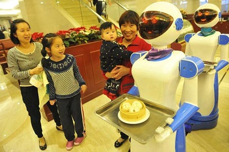 Robot phục vụ bàn ở nhà hàng ở Trung Quốc, sua may lanh, ban may lanh noi dia nhat, ban may nuoc nong cu gia re